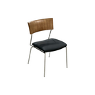 Silla de comedor moderna sin brazo con respaldo de madera clara curvada y asiento negro tapizado, vista frontal.