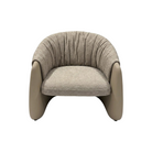 Poltrona moderna tapizada con tejido fruncido y base elegante taupe, ideal para espacios exclusivos.