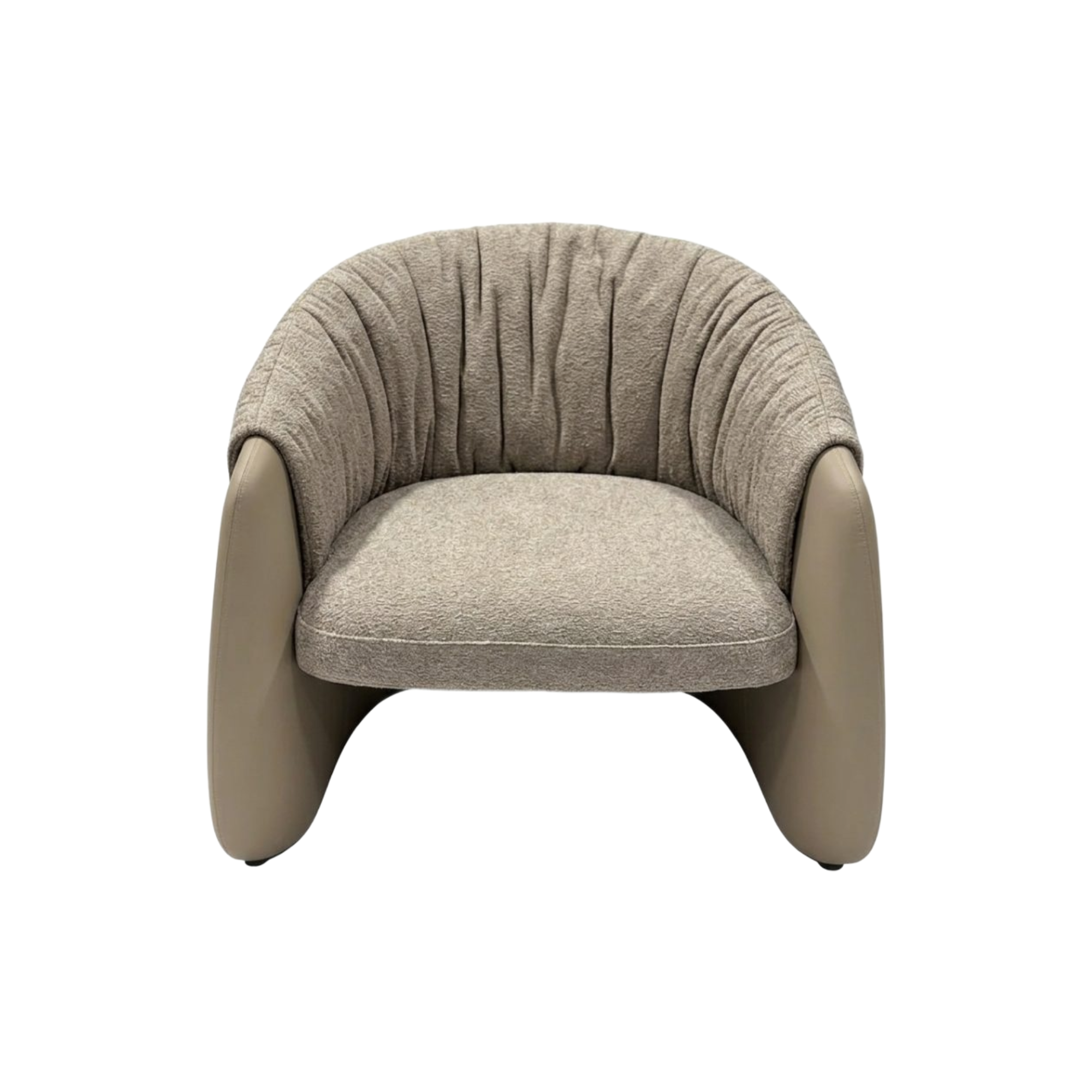 Poltrona moderna tapizada con tejido fruncido y base elegante taupe, ideal para espacios exclusivos.