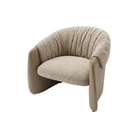 Poltrona de diseño curvo en tela texturizada beige y base taupe para sala de estar lujosa.