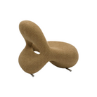 Poltrona exclusiva color camel con forma orgánica y patas cromadas, mobiliario de alto diseño.
