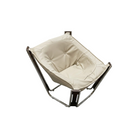 Poltrona lounge moderna beige con tapizado capitoné y estructura metálica para sala de estar lujosa.