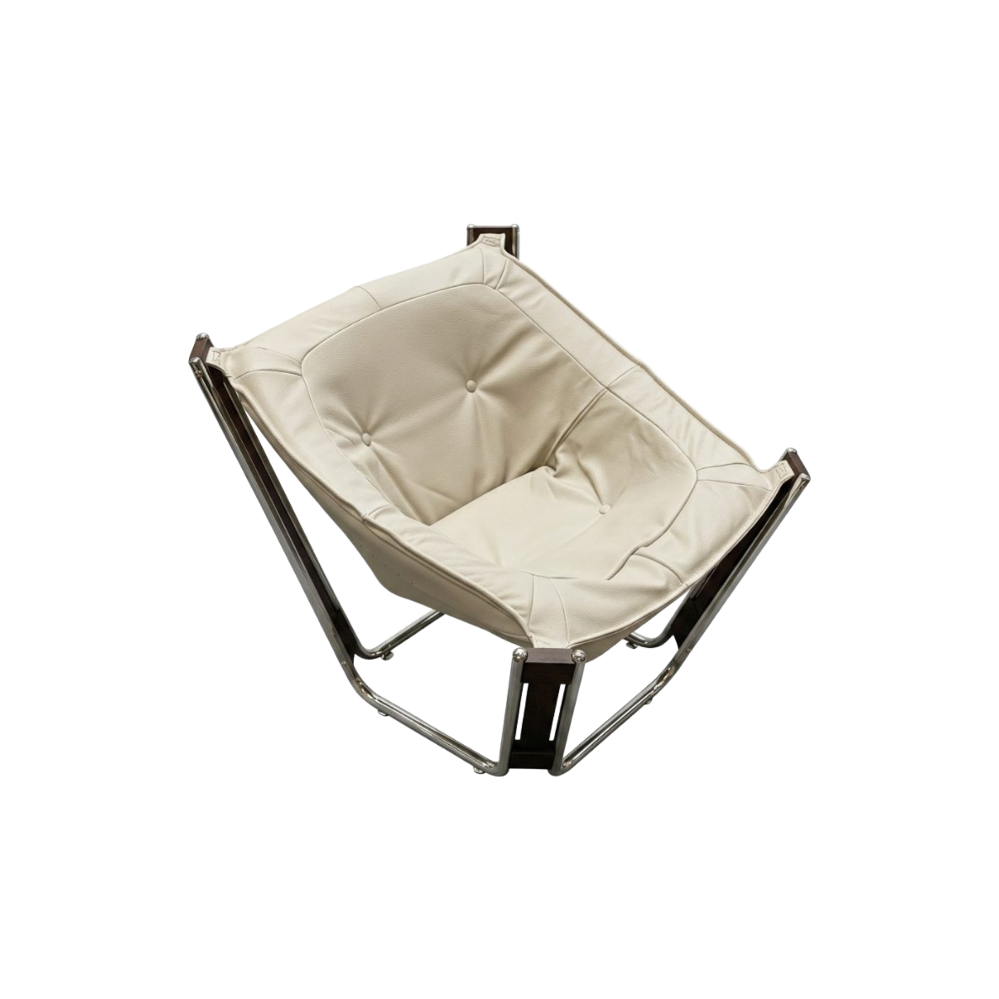 Poltrona lounge moderna beige con tapizado capitoné y estructura metálica para sala de estar lujosa.