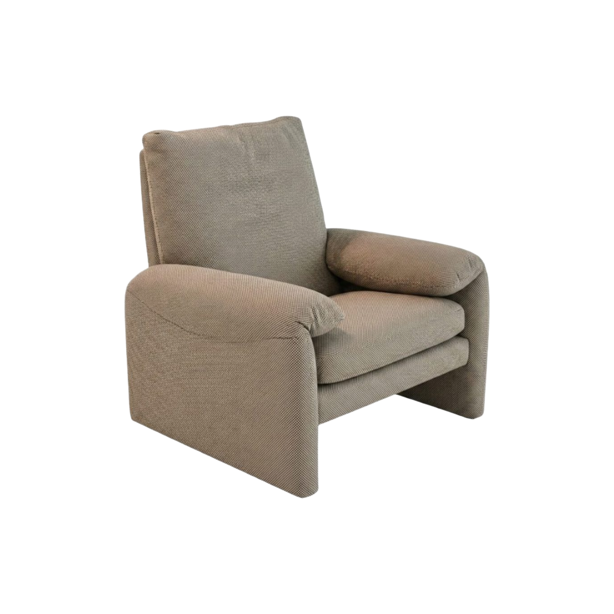 Poltrona moderna tapizada en tela color beige con textura sutil para sala de estar.