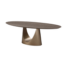 Mesa de comedor ovalada de lujo con tapa grisácea texturizada y base escultural en tono bronce