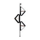 Estantería de diseño geométrico en metal negro y madera oscura, ideal para decoración moderna y lujosa.