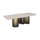 Mesa de comedor rectangular de lujo con tope de travertino y base de acero en tono bronce.
