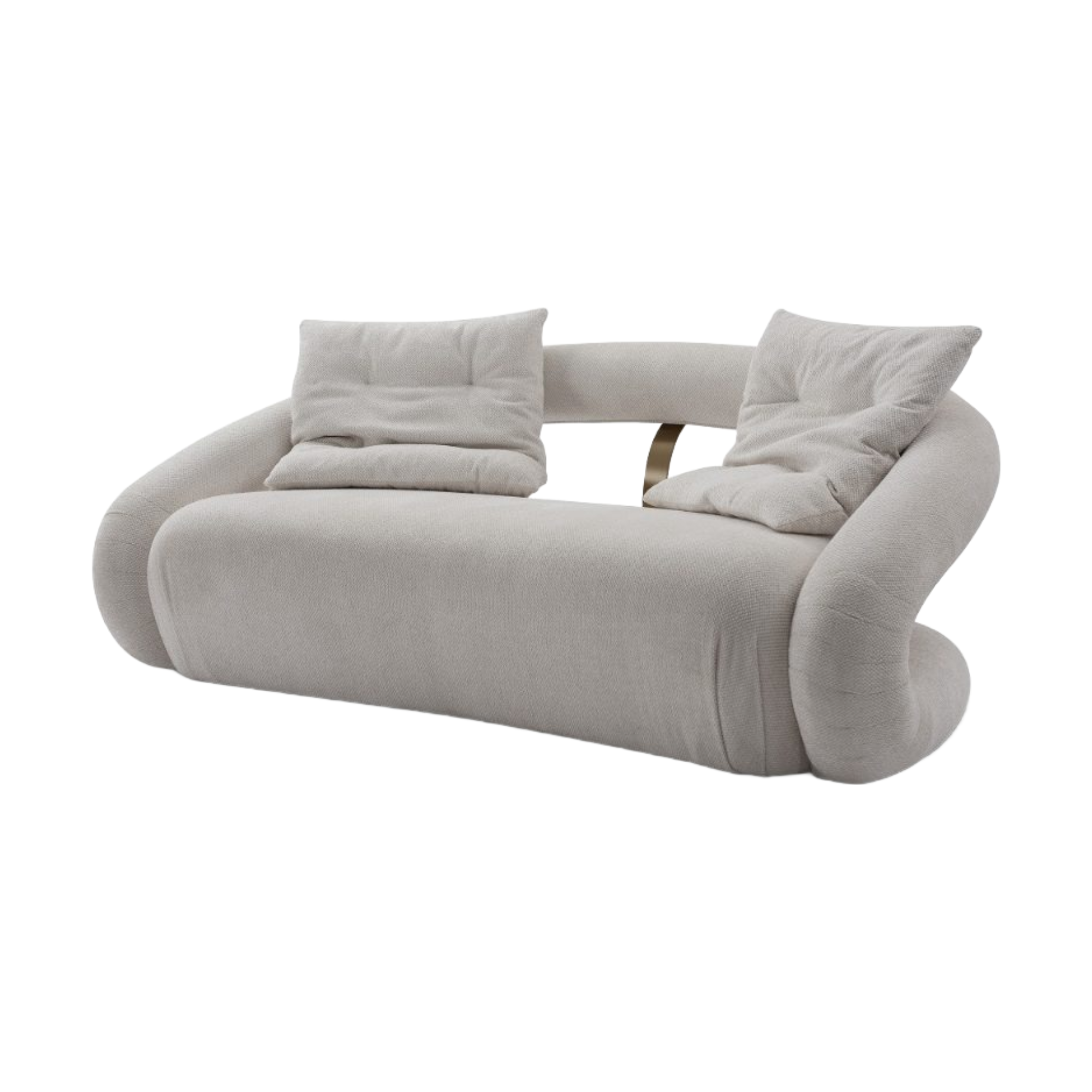 Sofá curvo moderno en tela bouclé beige claro, con cojines mullidos y detalle dorado en el respaldo.
