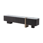Mueble de TV de lujo moderno, mármol blanco, madera oscura, acento metálico dorado para sala de estar.
