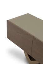 Detalle superior de aparador moderno con superficie taupe y madera veteada marrón grisáceo.