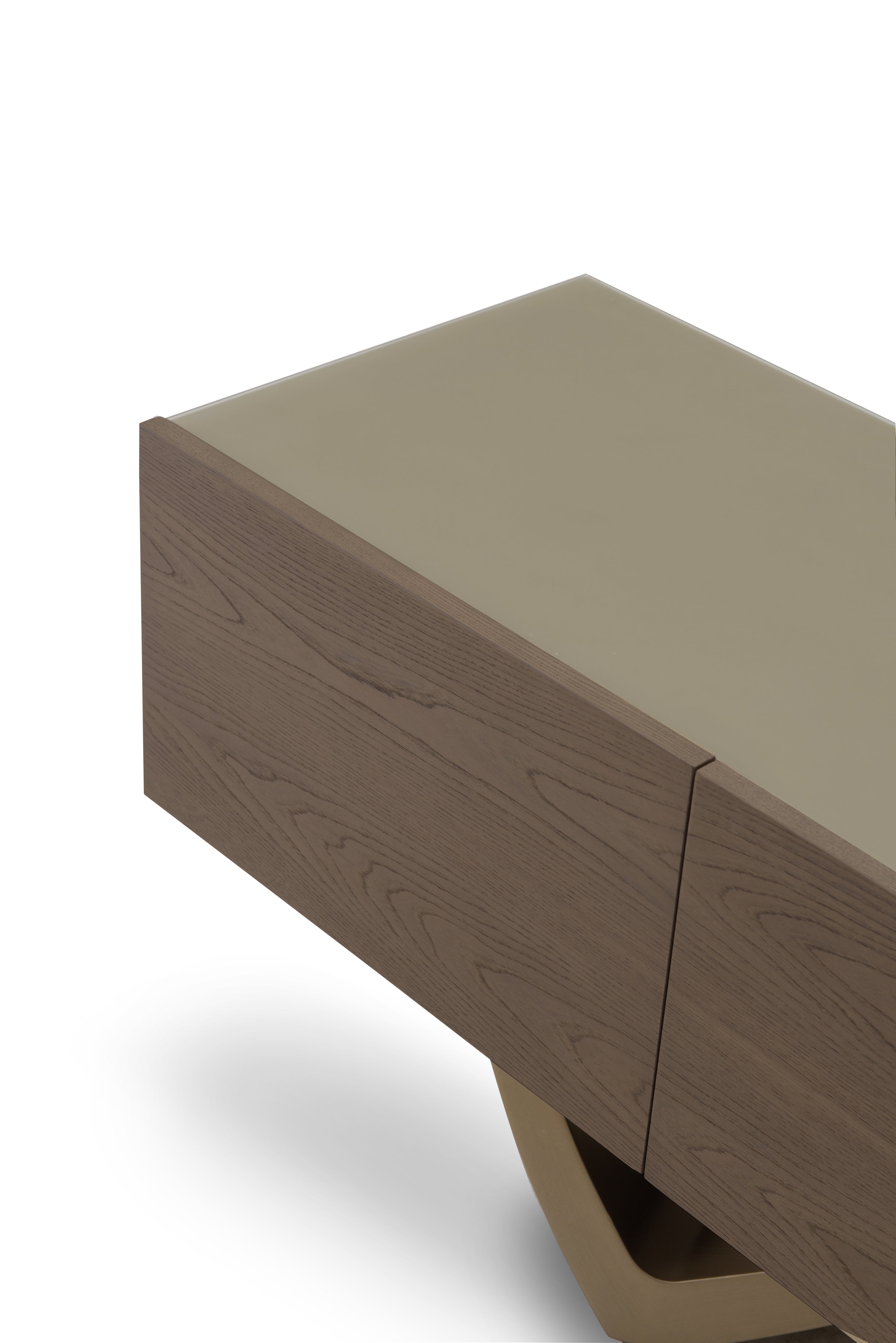 Detalle superior de aparador moderno con superficie taupe y madera veteada marrón grisáceo.