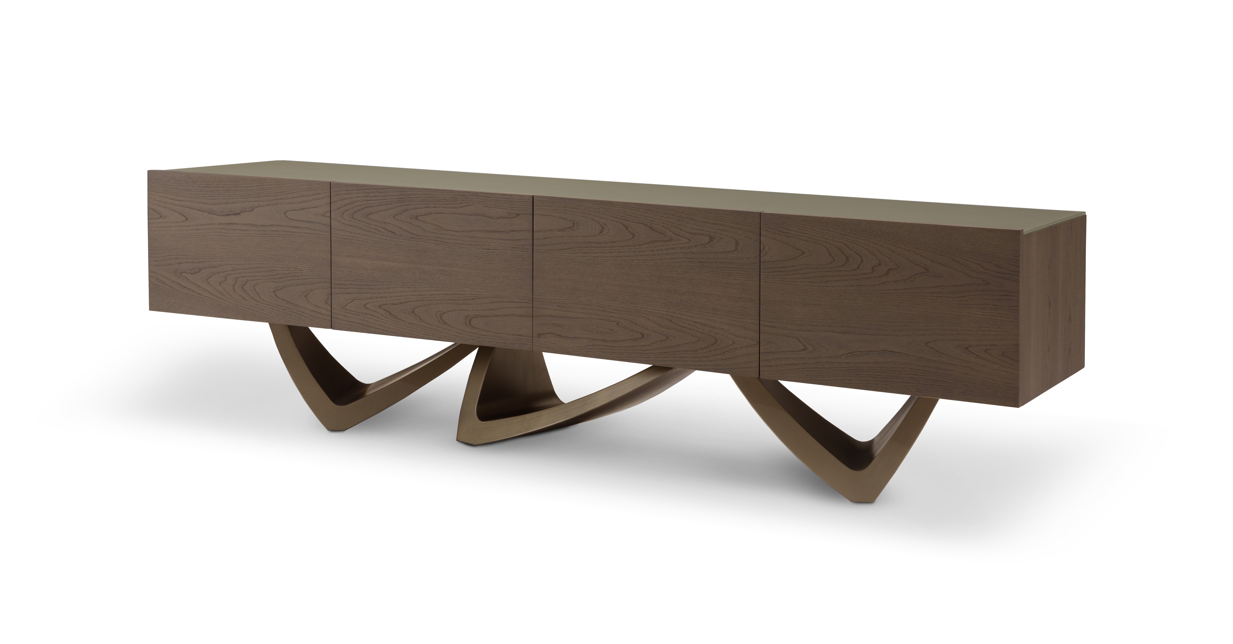 Aparador de lujo largo con patas esculturales de bronce, cuerpo de madera y tope taupe para salón.