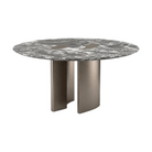 Mesa de comedor ovalada de lujo con tapa de mármol gris veteado y base doble metálica en tono bronce.