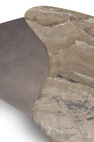 Detalle de las superficies de la mesa de centro: piedra natural veteada y panel oscuro.