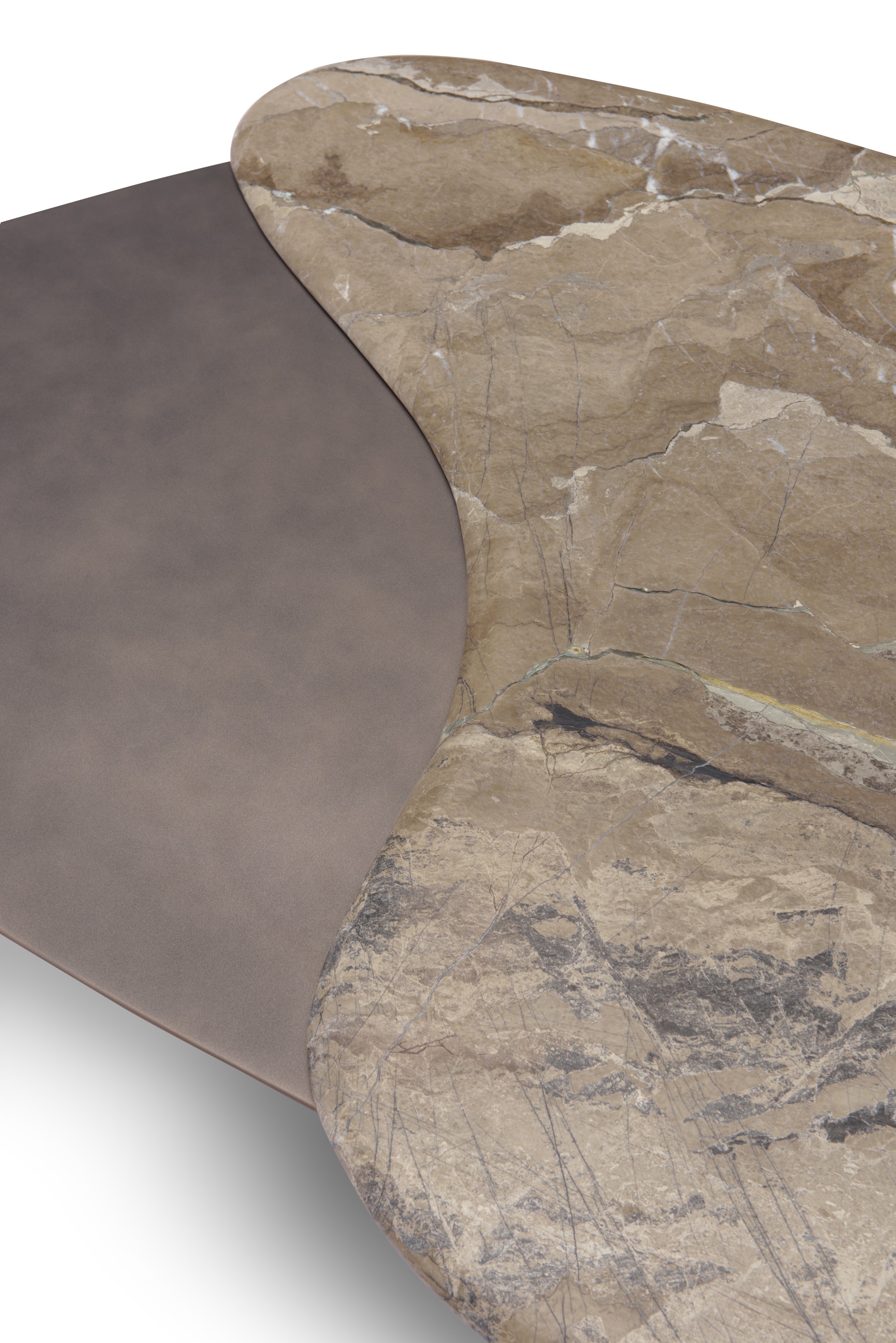 Detalle de las superficies de la mesa de centro: piedra natural veteada y panel oscuro.