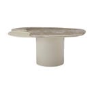 Mesa de centro de lujo con diseño orgánico en mármol beige y base pedestal color crema para sala.