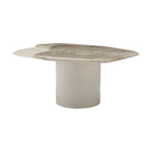Mesa de centro moderna con tapa de mármol de forma irregular y pedestal robusto en tono neutro.