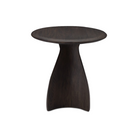 Mesa auxiliar de sala en madera oscura, diseño escultural y orgánico para ambientes de lujo.