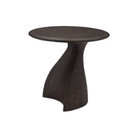 Mesa auxiliar de madera oscura, base curva y diseño exclusivo, ideal para salas modernas.