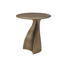 Mesa auxiliar de sala con base escultórica y curvada en tono bronce envejecido, vista frontal.