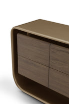 Detalle de la cajonera de diseño moderno, mostrando la textura de la madera y el acabado curvo taupe.
