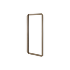 Espejo decorativo rectangular con marco elegante en tono bronce. Perspectiva angular para apreciar detalles.