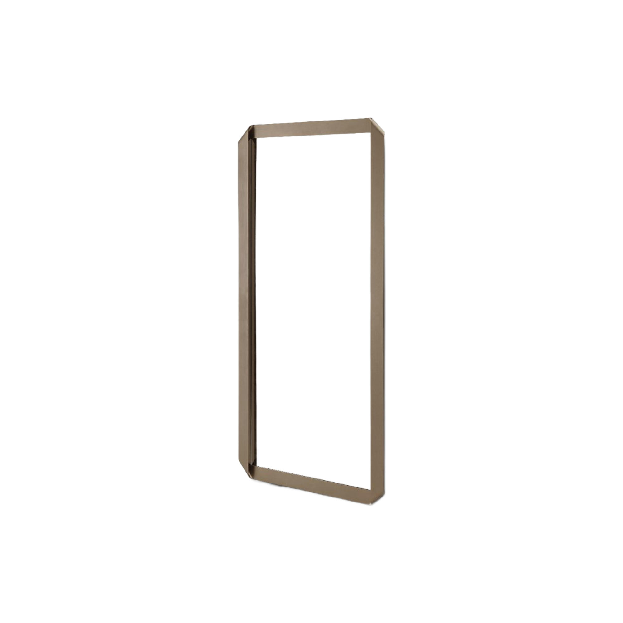 Espejo decorativo rectangular con marco elegante en tono bronce. Perspectiva angular para apreciar detalles.
