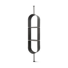Estantería vertical de diseño elegante en metal negro, con curvas suaves y estantes internos, vista ligeramente angulada.