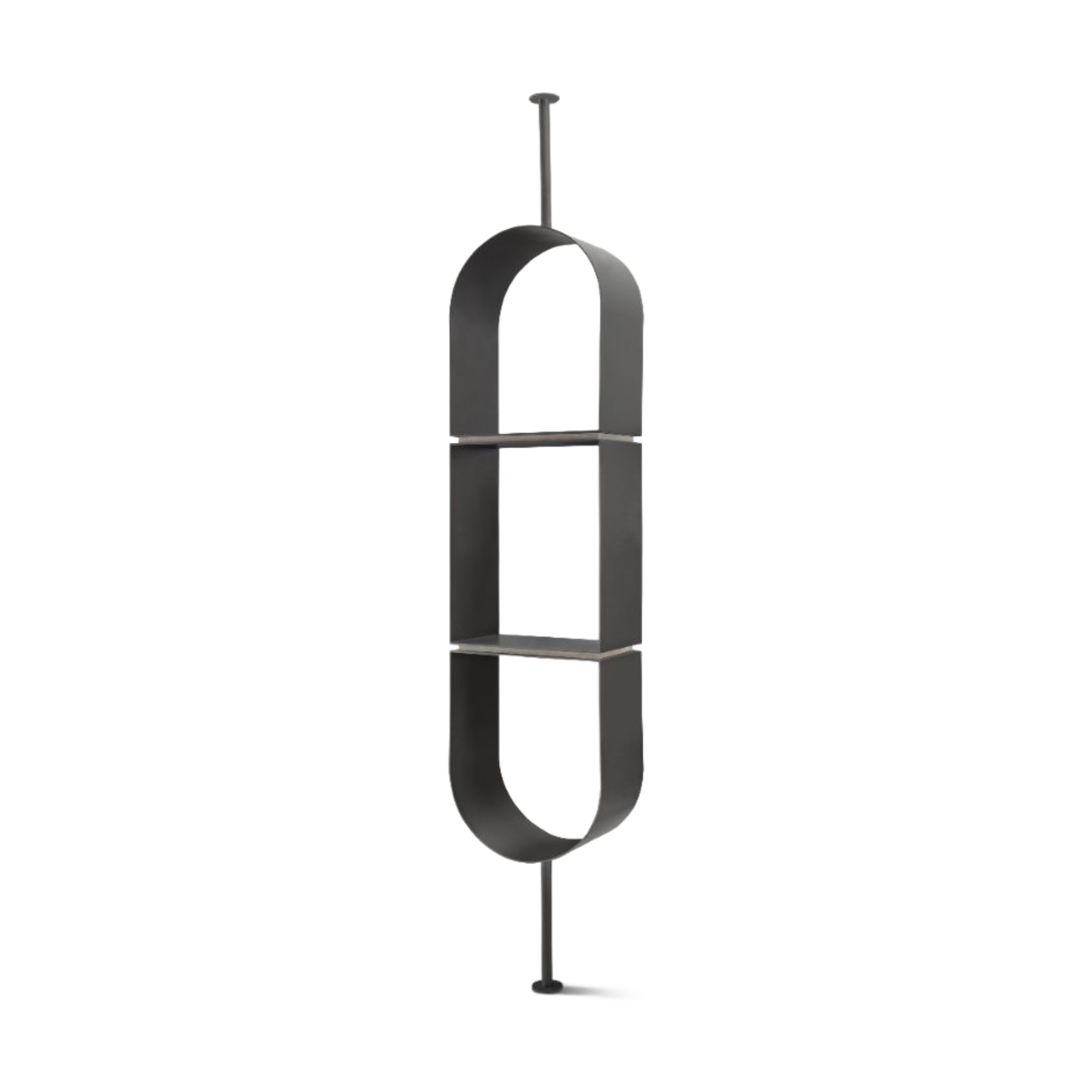 Estantería vertical de diseño elegante en metal negro, con curvas suaves y estantes internos, vista ligeramente angulada.