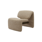 Poltrona moderna baja en tono beige claro, diseño escultural, ideal para sala o rincón de lectura.