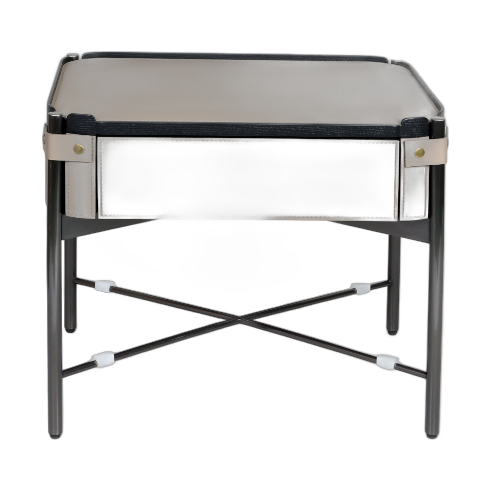 Mesa de noche Rafaello frontal en ecocuero beige, metal oscuro y detalles de madera.