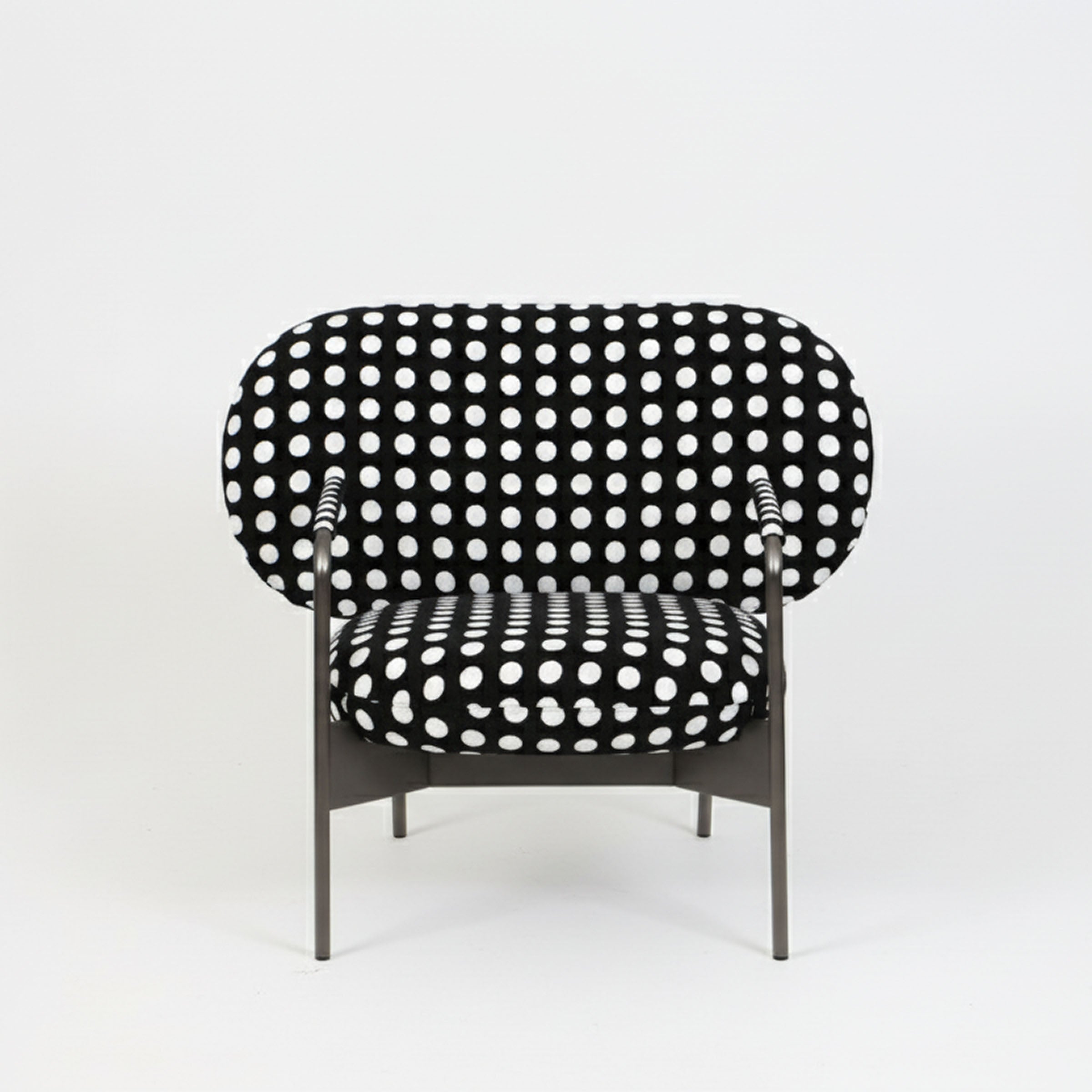 Silla decorativa blanca y negra con lunares - Vilá Decoración - Muebles y decoración en Medellín y Colombia