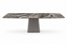 Mesa de comedor rectangular de lujo con sobre de piedra sinterizada veteada y base pedestal oscura.