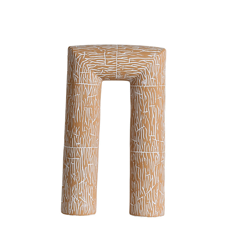 Escultura de cerámica beige con arco decorativo - Vilá Decoración - Muebles y decoración en Medellín y Colombia