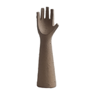 Escultura decorativa moderna de mano abierta en resina color tierra, ideal para realzar cualquier