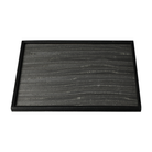 Bandeja decorativa rectangular negra de madera con textura ondulada sutil para mesa de centro