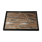 Bandeja decorativa rectangular de madera con diseño abstracto ondulado en tonos café, blanco y