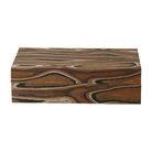 Cofre decorativo de madera veteada en tonos marrones y gris, visto desde una perspectiva frontal