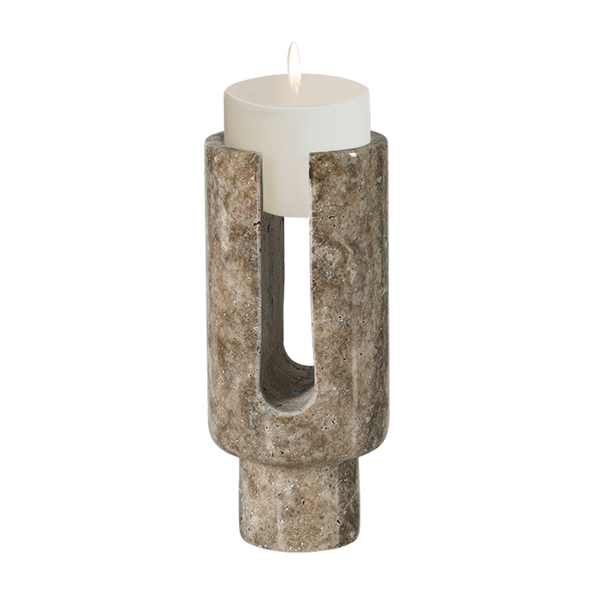 Candelabro decorativo de mármol beige con calado, sosteniendo una vela blanca encendida, sobre