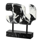 Escultura abstracta de mármol blanco y negro sobre base metálica, diseño elegante y moderno para