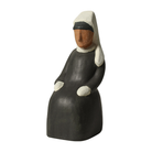 Escultura decorativa de cerámica de 23 cm en tonos negros y crema, representando una figura sentada