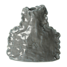 Jarrón decorativo de cerámica ondulada en tono gris oscuro, con relieve texturizado y un acabado
