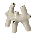 Jarrón decorativo de cerámica blanca craquelada, con forma abstracta y múltiples aperturas, fondo