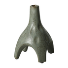 Jarrón decorativo de cerámica gris con textura irregular, forma escultural y base de tres patas, 18
