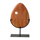 Escultura decorativa de mármol travertino rojo con veteado natural, forma orgánica y orificio
