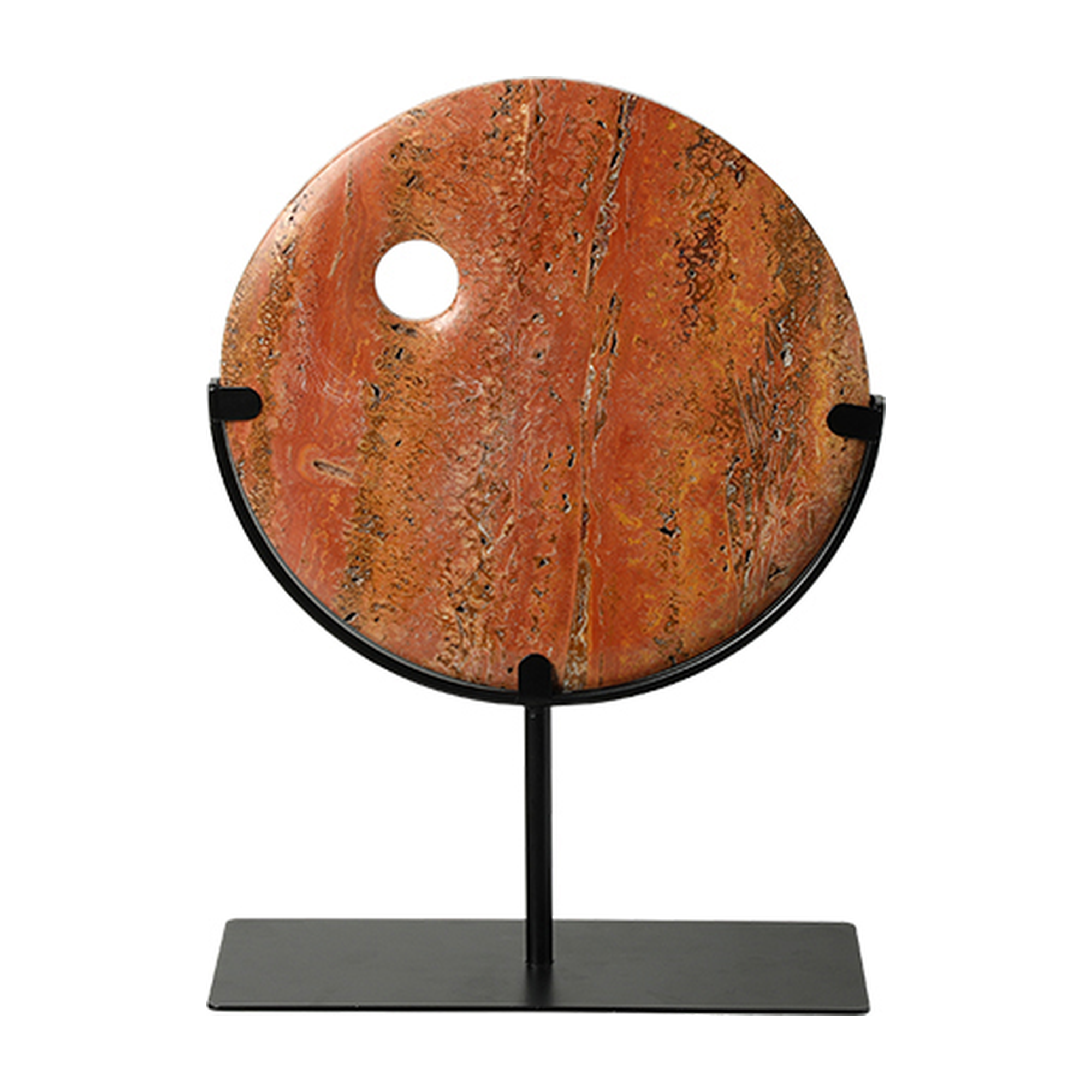 Escultura circular de mármol rojo veteado con orificio, exhibida en base de metal negro, estilo