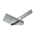 Escultura decorativa moderna de mármol gris veteado y metal plateado sobre fondo blanco