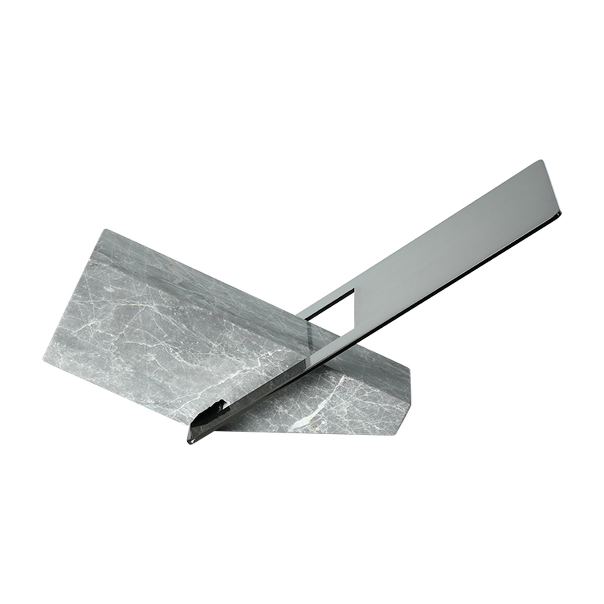 Escultura decorativa moderna de mármol gris veteado y metal plateado sobre fondo blanco