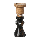 Candelabro decorativo de mármol negro veteado con detalles en beige y soporte superior en tono