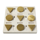 Accesorio decorativo Tic Tac Toe de lujo en mármol beige y piezas de metal dorado con formas